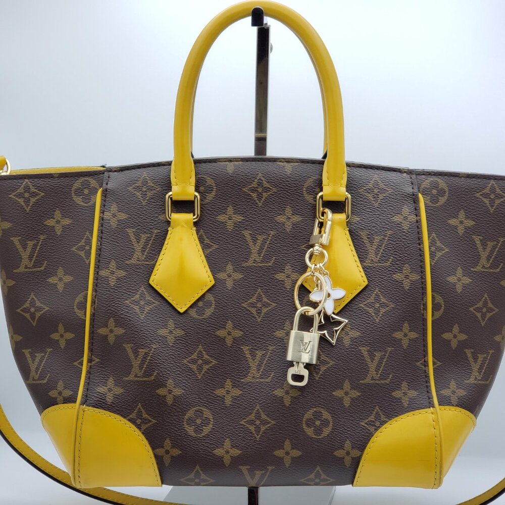 Authentic Louis Vuitton Gold Lock 🔒 Keychain Bag Unbranded Flower Charm LV - Picture 2 of 12